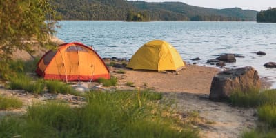 Parc régional du Poisson Blanc - Two tents on the waterfront