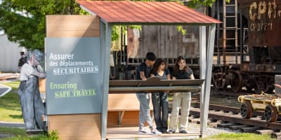 3 jeunes qui visitent l'exposition du musée Exporail