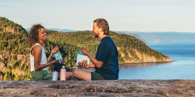 Saguenay Fjord : couple admirant le Fjord