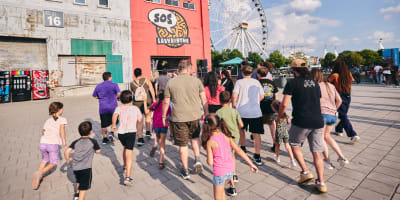 Groupe d'enfant qui vont à SOS Labyrinthe