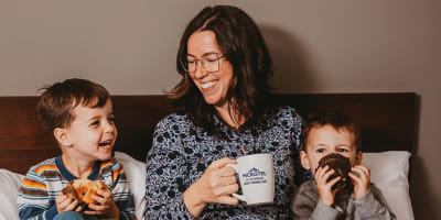 Microtel Mont-Tremblant - Une mère avec ses deux enfants dans un lit