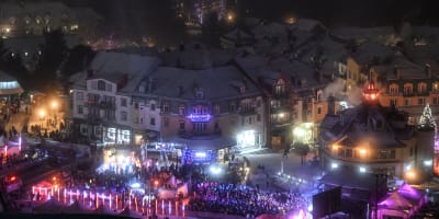 Vue aérienne d'un spectacle du 24h Tremblant la nuit.