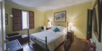 L’Auguste chambre grand lit, salle de bain partagée