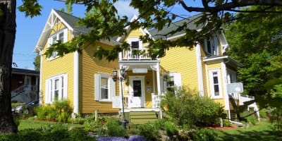 Yellow exterior of the À l'Ancestrale B&B.