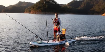 Pêche sur planche à pagaie motorisée.