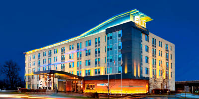 Aloft Montréal Airport - Extérieur illuminé de l'hôtel en soirée