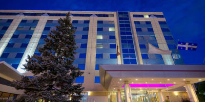 Armon Plaza Montreal Airpt, Trademark Collection by Wyndham - Extérieur de l'hôtel la nuit