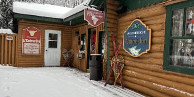 L'Auberge Alpine Inn en hiver.