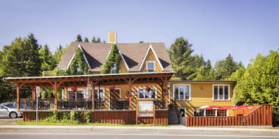 Auberge au Soleil Levant -  Front of the inn with terrace