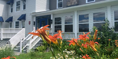 Auberge Le Clos-Joli - Exterior of the inn, with flowers