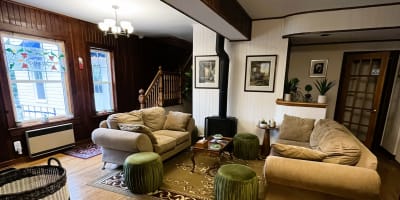 Auberge Le Clos-Joli - Small lounge with fireplace