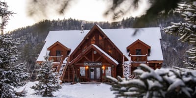 Auberge Couleurs de France in winter.
