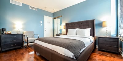 Chambre avec un lit Queen à l'Auberge de La Fontaine.