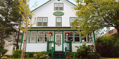 Façade de l'Auberge de l'Orpailleur.