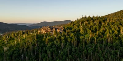 Vue aérienne de l'Auberge de montagne des Chic-Chocs.