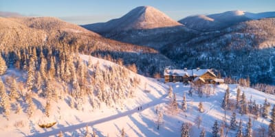 Vue aérienne de l'Auberge de montagne des Chic-Chocs en hiver.