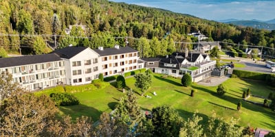 Extérieur de l'Auberge des 3 Canards l'été.