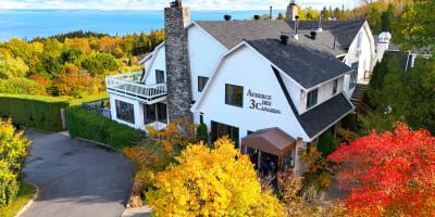 Extérieur de l'Auberge des 3 Canards en automne.