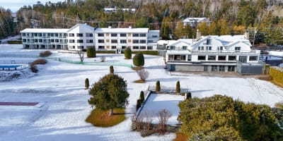 Extérieur de l'Auberge des 3 Canards en hiver.