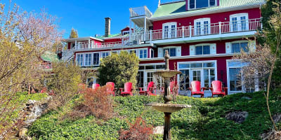 Vue arrière du bâtiment de l'Auberge du Mange Grenouille.