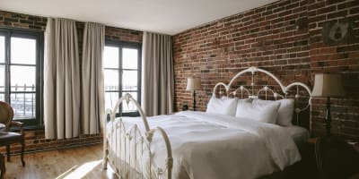 Auberge du Vieux-Port - Bedroom with brick wall
