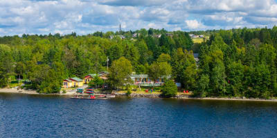 Vue aérienne de l'Auberge et Chalets sur le Lac.