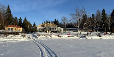 L'Auberge et Chalets sur le Lac en hiver.