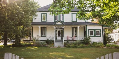 Auberge Incroyable - Exterior in summer