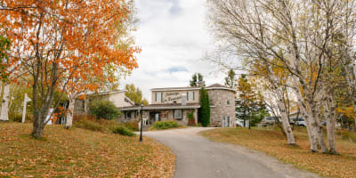 Facade of the Auberge La Rosepierre in autumn.