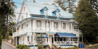 Extérieur de l'Auberge Le Bôme.