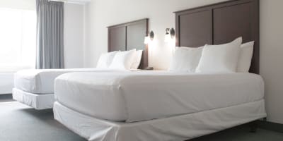 Chambre avec deux lits de l'Auberge Matha.