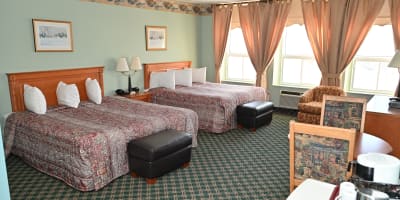 Chambre avec deux lits à l'Auberge Montebello.