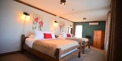 Room with two beds at Auberge Océane.