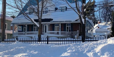 Aux Petits Oiseaux - Facade of the building in winter