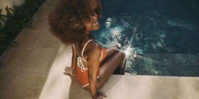 Woman at AWŪ sanctuaire urbain.