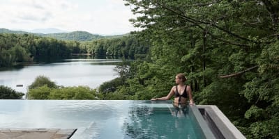 Femme dans un spa. 