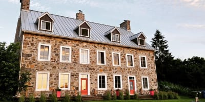 Facade of the Le Canadien B&B building.