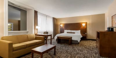 Best Western Ville-Marie Montreal Hotel & Suites - Suite with a bed and a sofa
