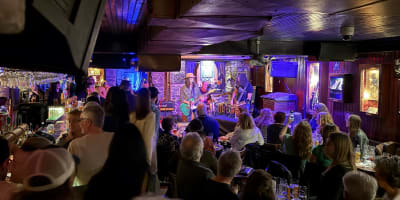 Salle à manger et spectacle sur scène.