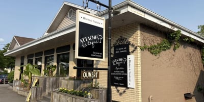 Façade du restaurant en été.