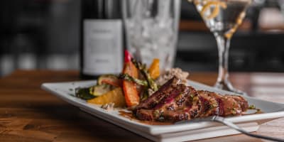 Plat de viande au Bistro Local 245.