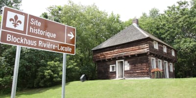 Blockhaus Rivière-Lacolle in summer.