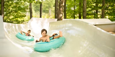 Enfants sur tube dans une glissade d'eau.