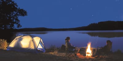 Une tente illuminée la nuit au camping du Parc national d'Aiguebelle.