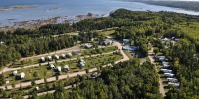 Vue aérienne du camping et bord de mer.