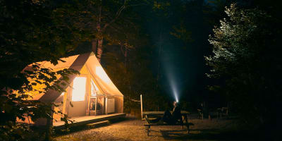 Un prêt-à-camper illuminé la nuit au Parc national du Mont-Orford.