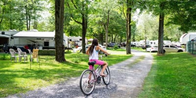 Une fille sur un vélo au Camping Caravelle.