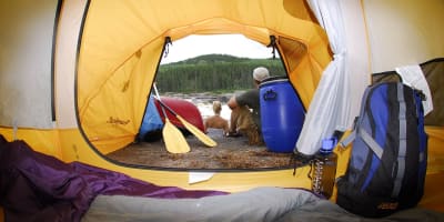 Un couple en canot-camping à la Réserve faunique Ashuapmushuan.