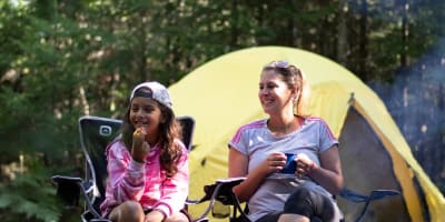 Une femme et une fille en camping au Parc national de Frontenac.