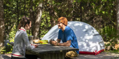Un homme et une femme en camping au Parc national de la Gaspésie.